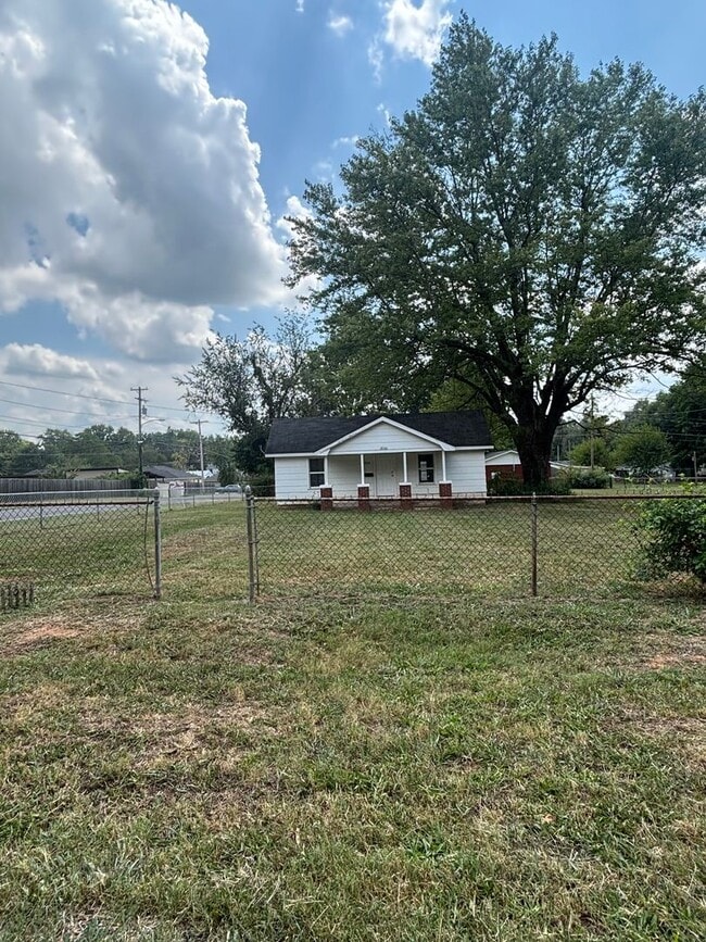 Building Photo - Rent this 2 Bedroom 1 Bath available now! Rental