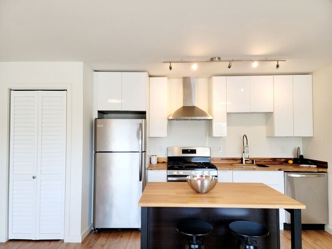 Photo - Redwood City: Unfurnished and Remodeled 2 Bed 2 Bath w/ Laundry In Unit, AC Mini-Split, & Parking... Unit 877 Woodside Rd #213