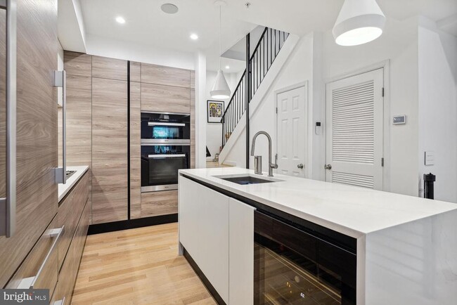 Photo - 2242 Ontario Rd NW