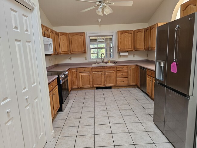 Building Photo - 585 High St Unit 1