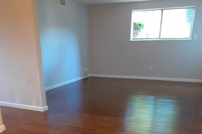 Photo - Village on the Green Apartments