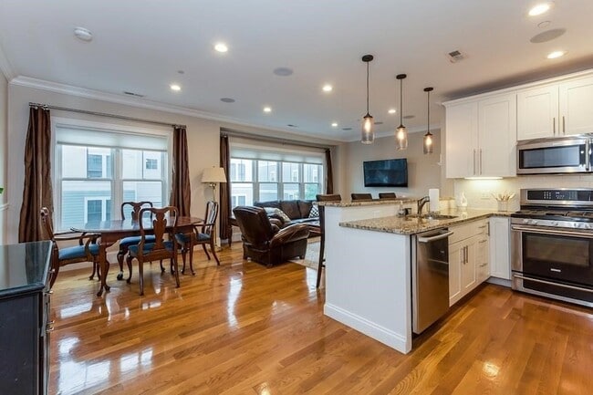 Building Photo - 360 W 2nd St Unit 1