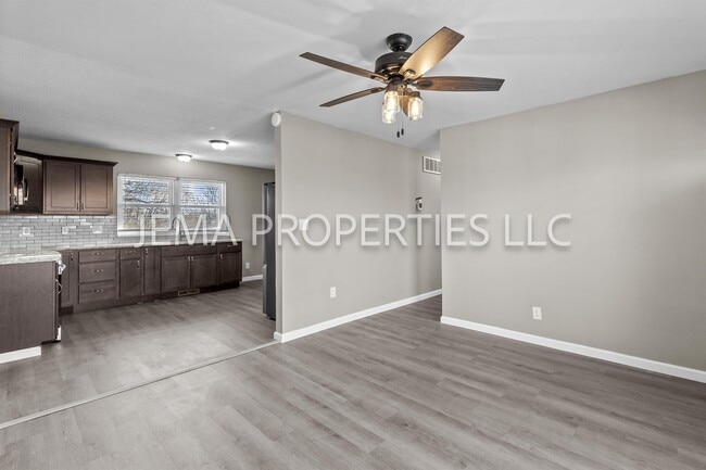 Photo - 130 E Oak St