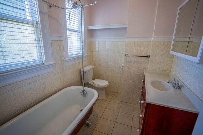 Building Photo - Encinal Avenue Unit A
