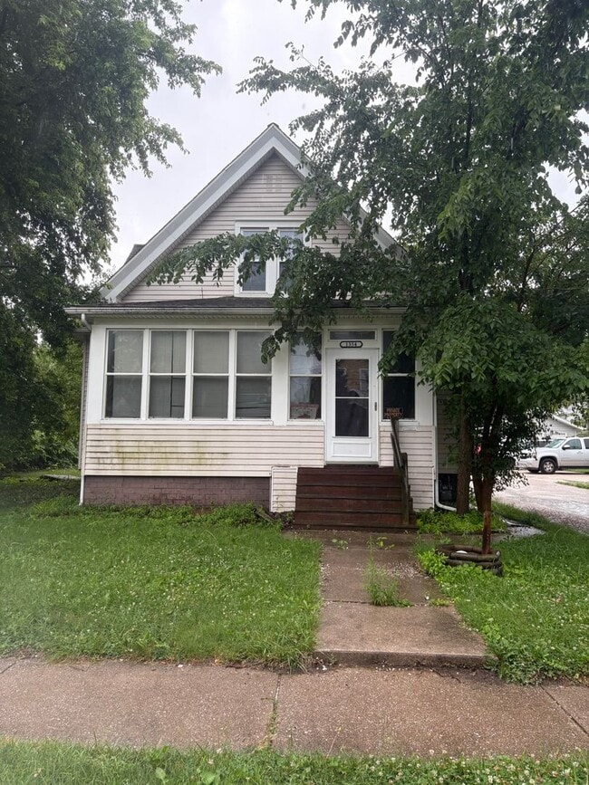 Building Photo - Classic 3 Bedroom Home With Character and Space in Galesburg!
