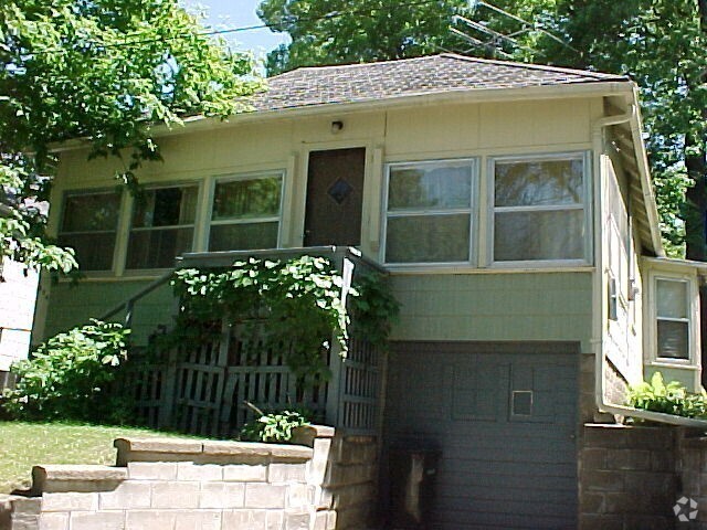Building Photo - 804 Riverside- Right Near River! *Cat ok* Rental