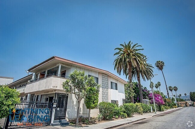 Building Photo - 1321 N Harvard Blvd Unit 14D Rental
