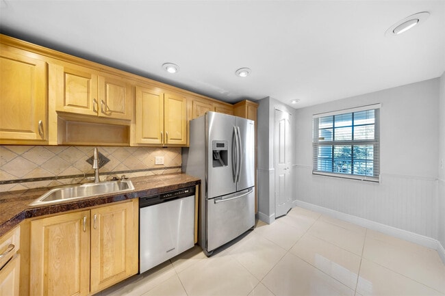 Photo - 3520 Oaks Way Unidad 406