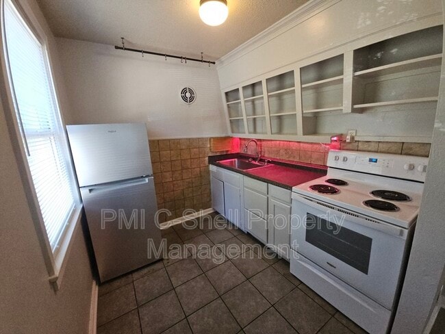 Photo - 210 N Pinewood Ln