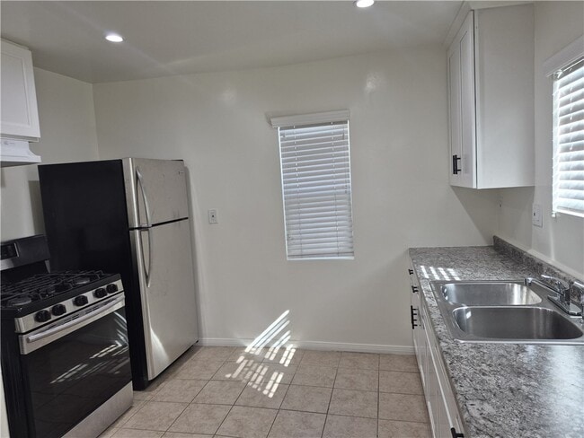 Photo - 716 W 75th St