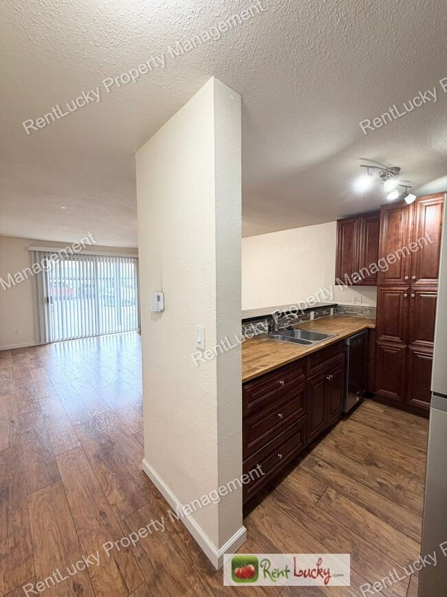 Photo - Great 1 Bedroom Condo in Federal Way! Beautiful Kitchen Finishes and Close to Light Rail! Unidad H1