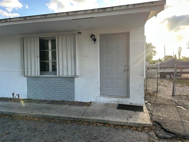 Photo - 6300 Pierce St Apartamento Unidad 1-2