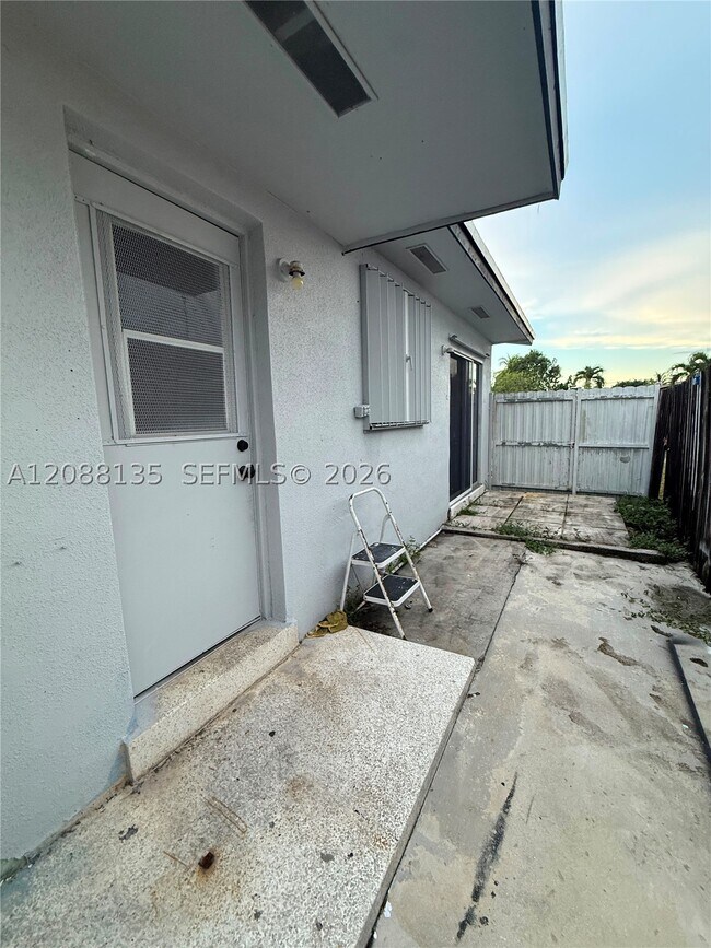 5709 SW 36th Ct