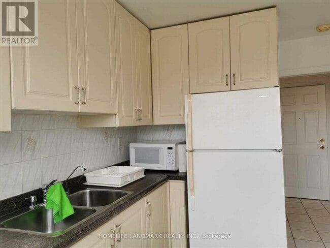 Photo - 407 Royal York Rd