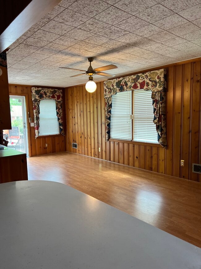 Den - 1202 State Rd S-21-1470