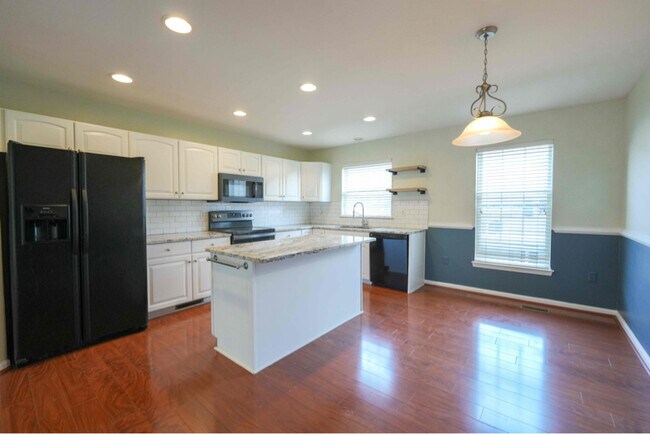 Photo - 2441 E York St