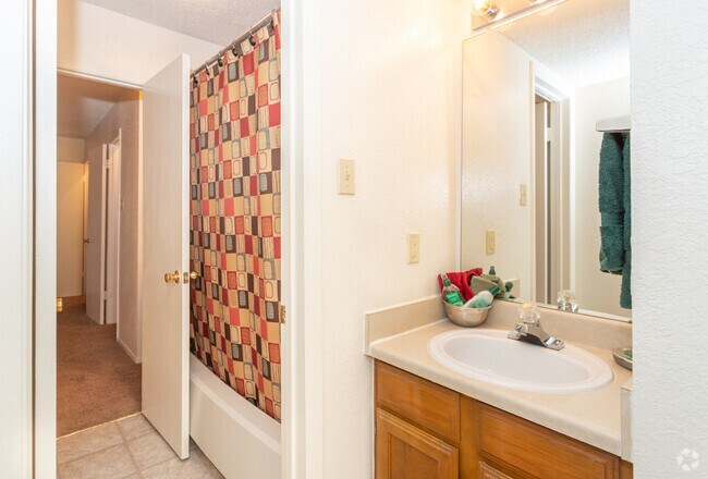 2BR 1.5.BA - 1,048 SF