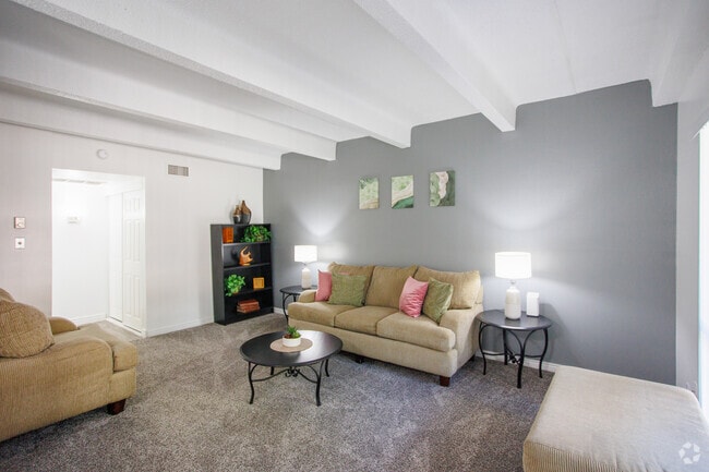 1BD, 1BA - 720SF - Living Room - Sunset Pointe