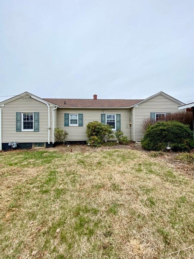 Building Photo - Spacious 3BR Home Minutes from Downtown Johnson City | W/D Included | Garden Beds