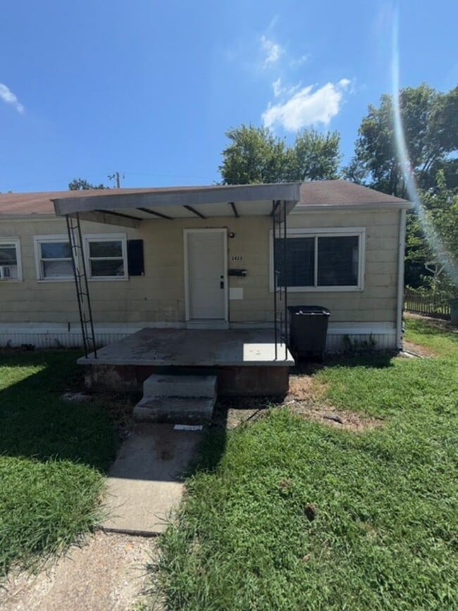 Building Photo - 2423-2425 North Kerth Avenue Unit 2423
