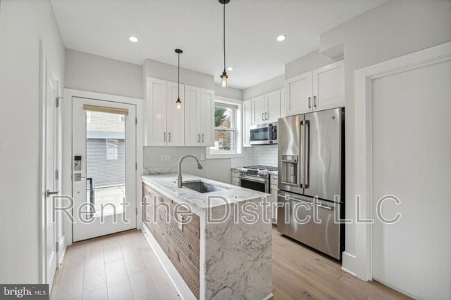 Photo - 608 Roxboro Pl NW