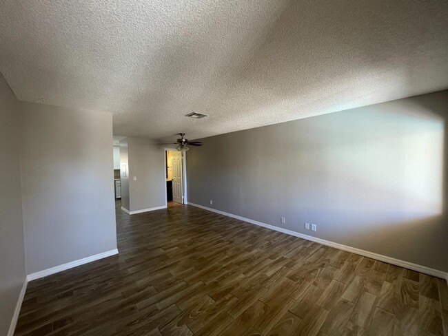 Photo - 1303 Darlene Way