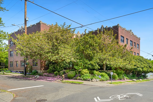 Astor Court Apartments