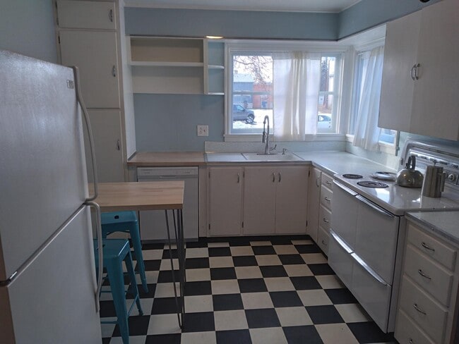Photo - 946 S 5th St W