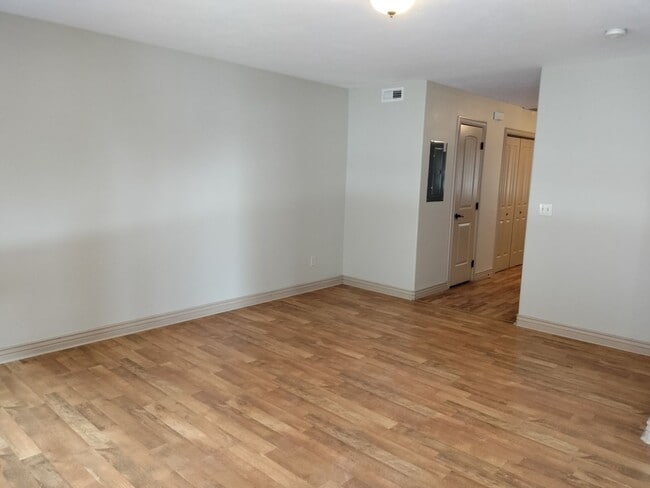 DARLING - 2 Bed 1.5 Bath Townhome in the M... - DARLING - 2 Bed 1.5 Bath Townhome in the M...