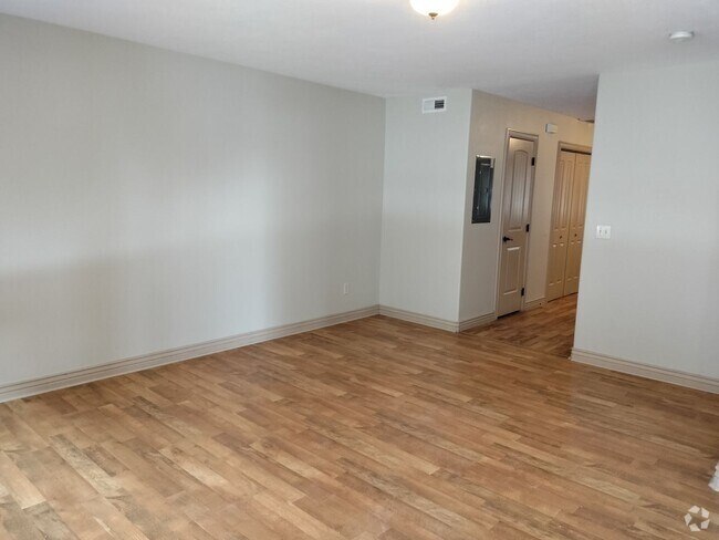 Building Photo - DARLING - 2 Bed 1.5 Bath Townhome in the M...
