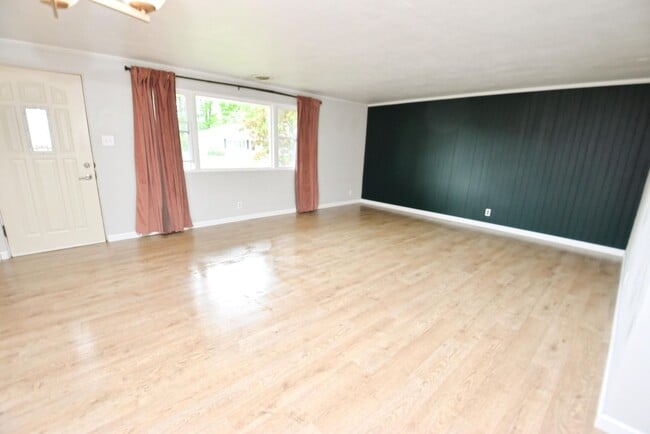 Photo - 124 N Holiday Dr
