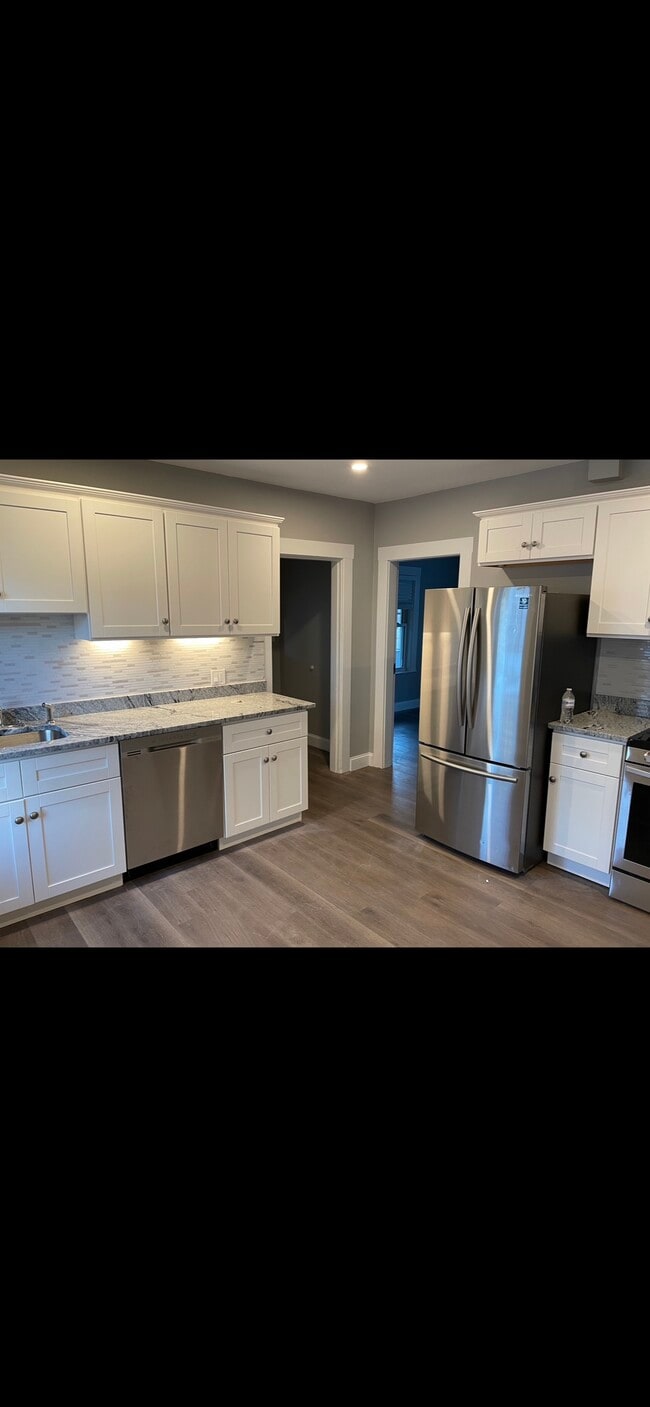 Building Photo - 11 Lewis Ave Unit 1