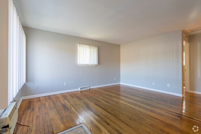 2BR, 1BA - 650SF - Living/Dining Room
