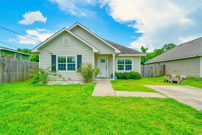 Photo - 319 Dreamland Ave