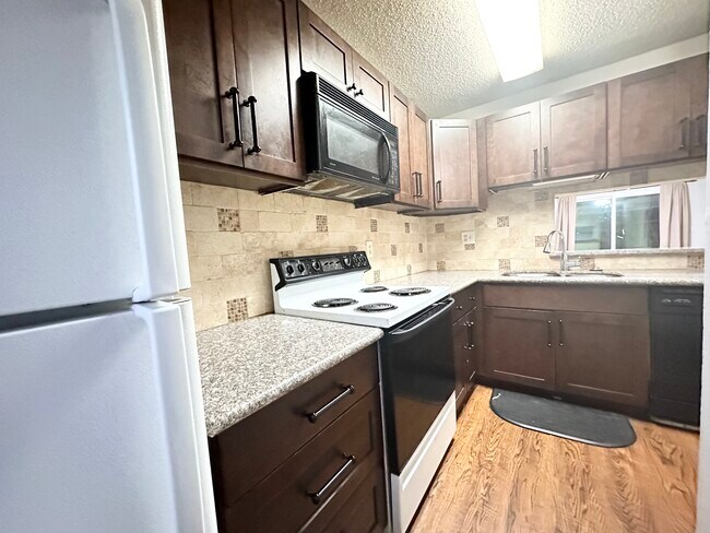 Photo - 734 W Collins St