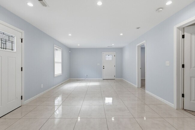 Photo - 408 Elgin St Unit B