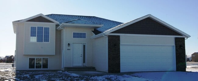Building Photo - 4 Bed 3 Bath Single Family Home