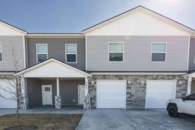 Building Photo - Darling 3 Bed 2.5 Bath Townhome located in Sugar City