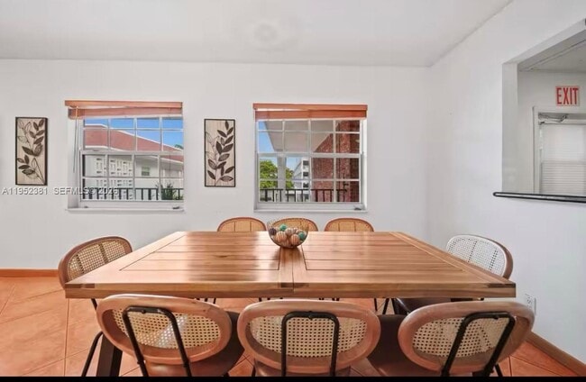 Building Photo - 2424 NE 9th St Unit 307