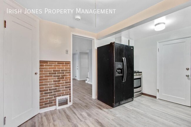 Photo - 15 Arbour Ln Unit Apt. 2 - Right