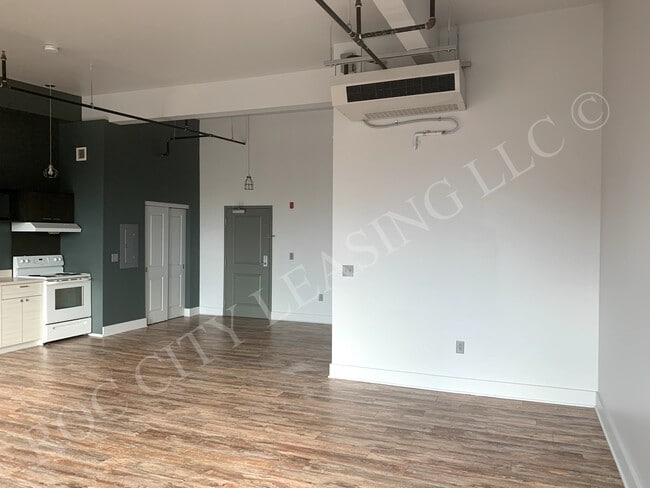 155 Saint Paul #512 Living Space - Hive@155 and Hive Andrews