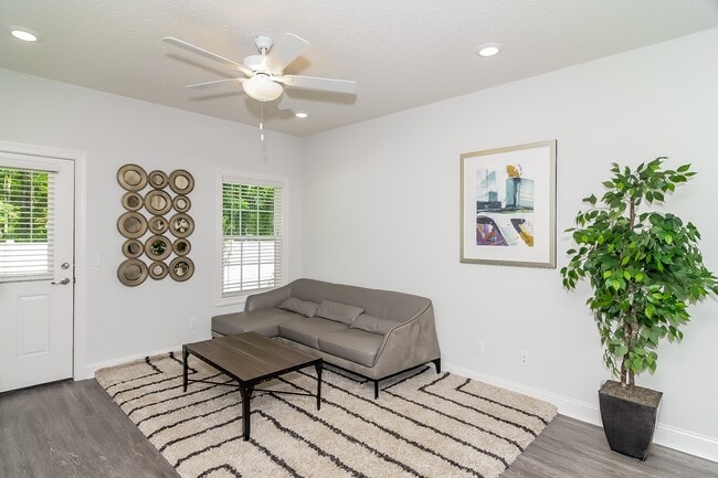 Photo - 1078 Walker Point Way