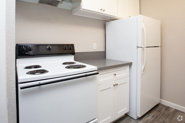 1 Bed 1 Bath - Creekwood Apartments