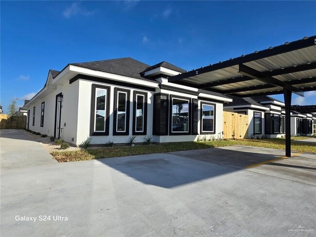 Building Photo - 12 S Xanthia St Unit 5