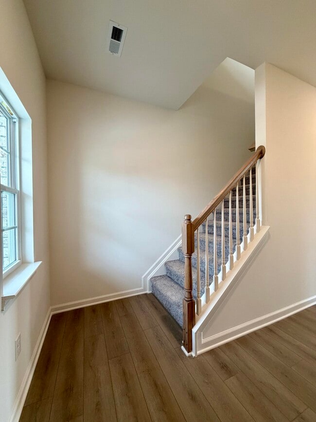 Photo - 836 Halford Pl