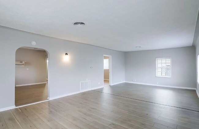 824 W Elm St