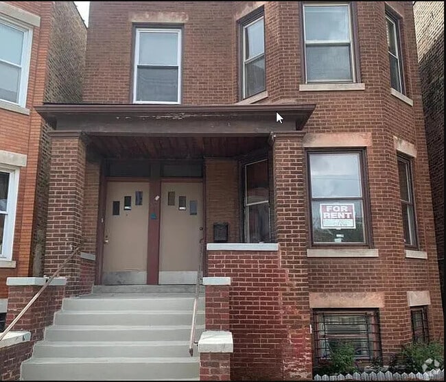 Building Photo - 2702 N Ashland Ave Rental