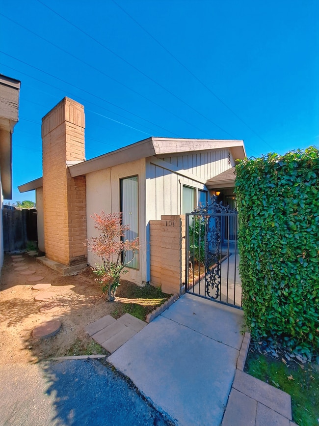 Building Photo - 4593 N Emerson Ave Unit 101