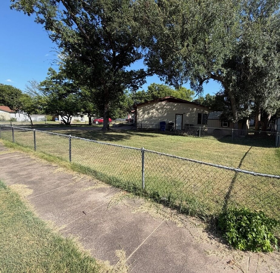 3 Bdrm Home in Copperas Cove on a Corner Lot - 3 Bdrm Home in Copperas Cove on a Corner Lot