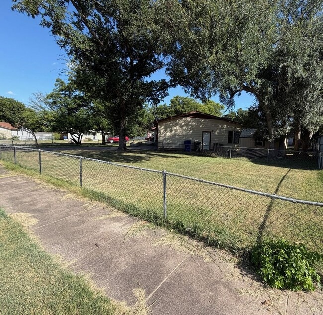 Building Photo - 3 Bdrm Home in Copperas Cove on a Corner Lot